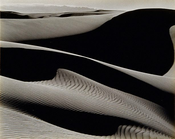 "Dunes, Oceano" (1936): Weston también exploró paisajes, como se ve en esta imagen de las dunas en Oceano, California. La forma en que captura la luz y las sombras en las dunas muestra su maestría técnica.