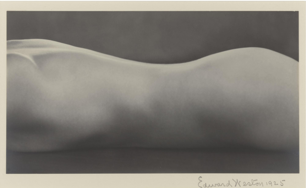 "Nude" (1925): Weston también se destacó en la fotografía de desnudos, y esta imagen es un ejemplo perfecto de su habilidad para capturar la forma humana de una manera artística y sensual.