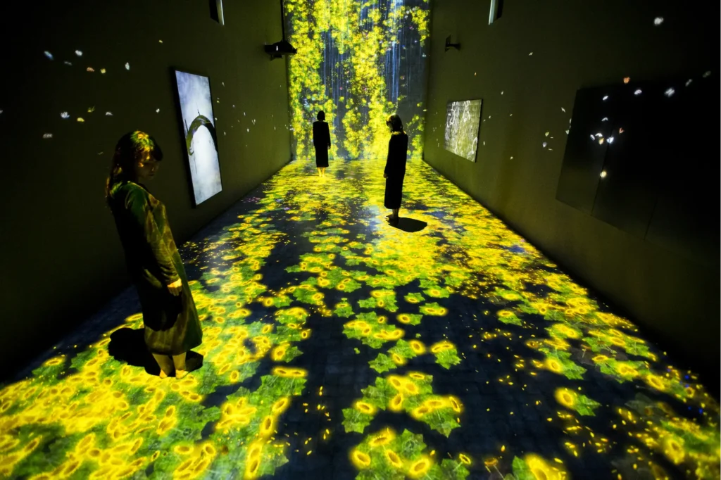 "Flowers and People, Cannot be Controlled but Live Together - A Whole Year per Hour" - Esta obra que simula el crecimiento y marchitamiento de flores digitales ilustra bien el concepto de interactividad y la relación entre humanos y naturaleza en el trabajo de teamLab.