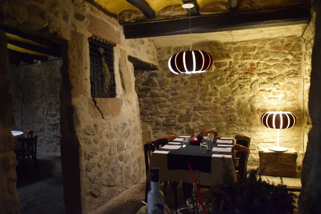 Entrada del restaurante Gòtic de Torà con muros de piedra del siglo XVI