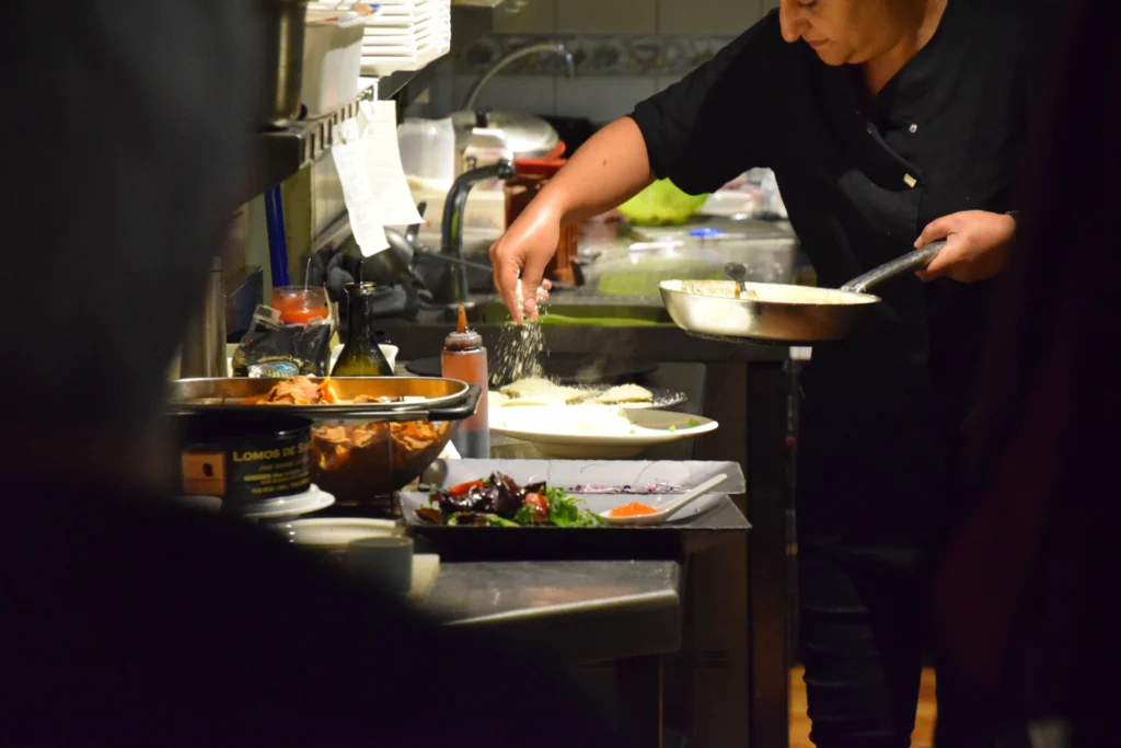 Cocina del Gòtic de Torà trabajando