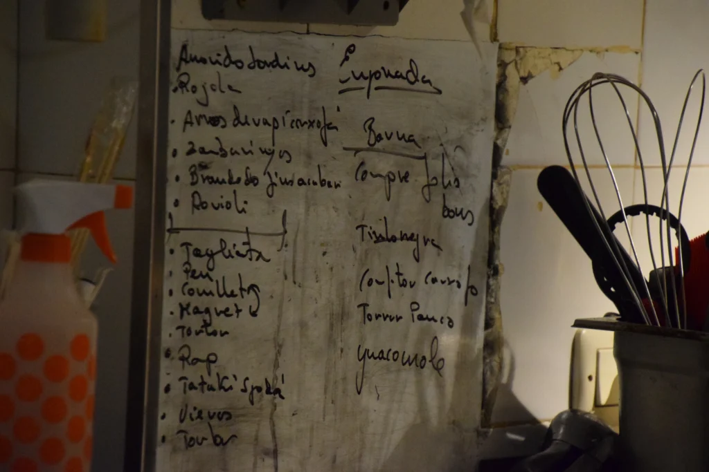 Pizarra en cocina del Gòtic de Torà