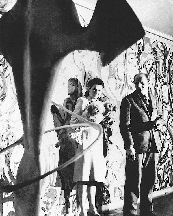 Peggy Guggenheim con obra de Pollock