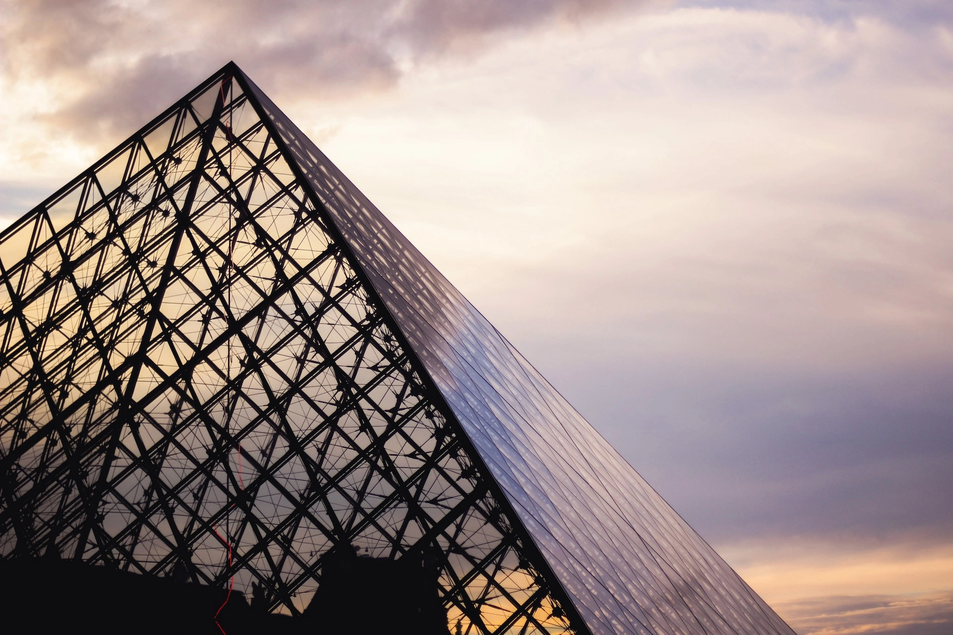 Ciberseguridad en el arte: del robo del Louvre a los NFT