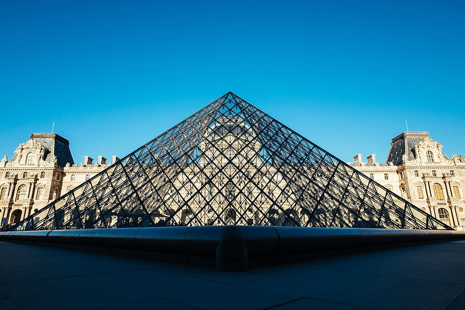 Museo en el centro de París. Robo de obras de arte.